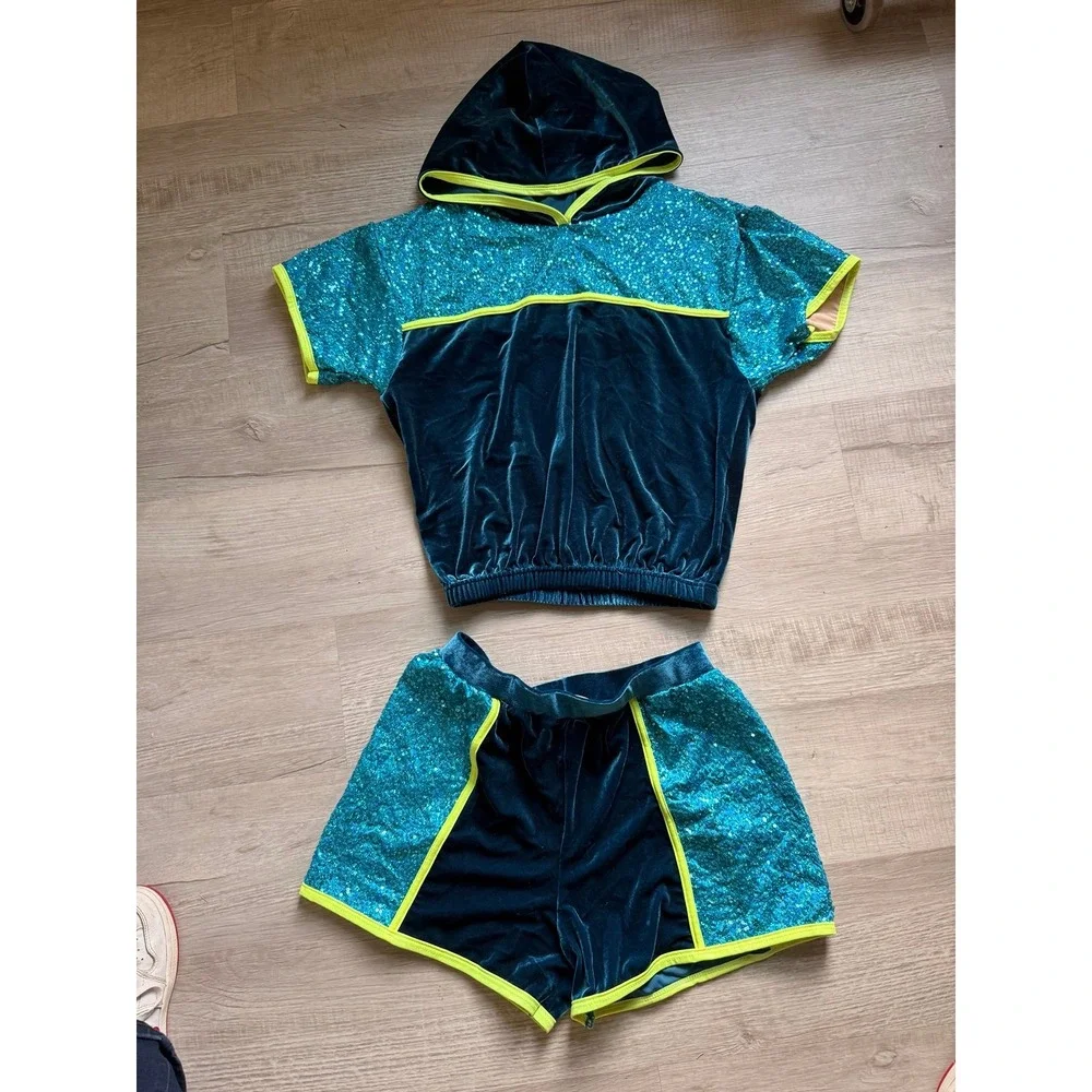 A WISH COME‎ TRUE two piece MA women's dance hip hop it's tricky costume